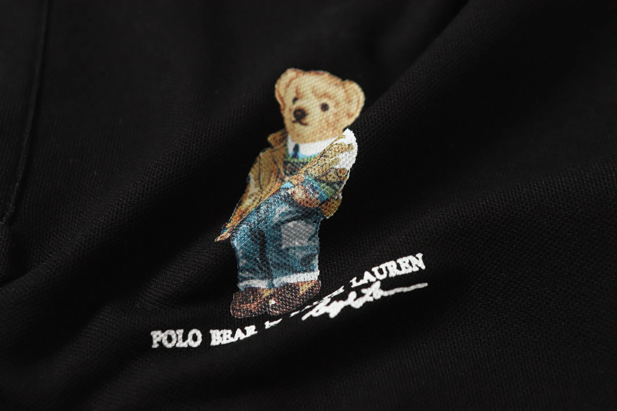 P156 Style number: A016 [Ralph Lauren classic bear print Polo shirt] ✅250 grams of fine cotton pique fabric, custom-woven and dyed threads ✅Original stickers Scan the QR code to enter the official website ✅Large version, loose and stylish, can wear up to 210 pounds Color: black, white, navy, blue, sky blue, dark gray, floral gray Size: S-XL